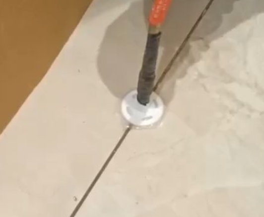 丰南瓷砖空鼓维修公司专业解答瓷砖在铺贴过程中，如果没有涂抹均匀到位的粘结材料（如水泥砂浆或瓷砖胶），可能会导致以下问题