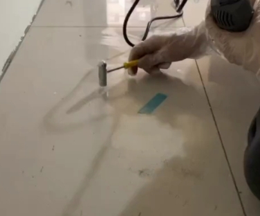 丰南瓷砖开裂维修公司专业分享瓷砖在铺贴前如果没有沥干水分，将会导致以下问题