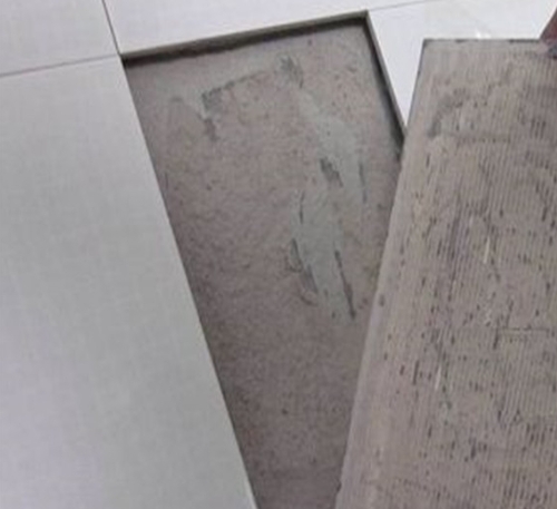 丰南瓷砖空鼓维修公司分享瓷砖铺贴时如果打浆（即涂抹在瓷砖背面和基层上的砂浆或瓷砖胶）过少，会带来以下问题